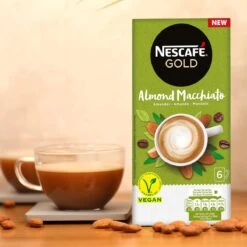 Nescafé Gold Almond Macchiato Oploskoffie - 6 Doosjes à 6 Zakjes -Koffie Korting Winkel 1200x1200 303