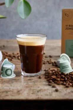 Nespresso Cups - De Koffiejongens - Lungo Extra Forte - 100% Biologisch Afbreekbaar - 60 Cups - 100% Nespresso Compatible -Koffie Korting Winkel 800x1200 1