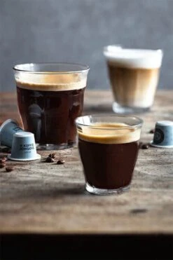 De Koffiejongens - Decaf - Nespresso Cups - 100% Biologisch Afbreekbaar - 60 Cups - 100% Nespresso Compatible 5 De Koffiejongens - Decaf - Nespresso Cups - 100% Biologisch Afbreekbaar - 60 Cups - 100% Nespresso Compatible -Koffie Korting Winkel 800x1200 12